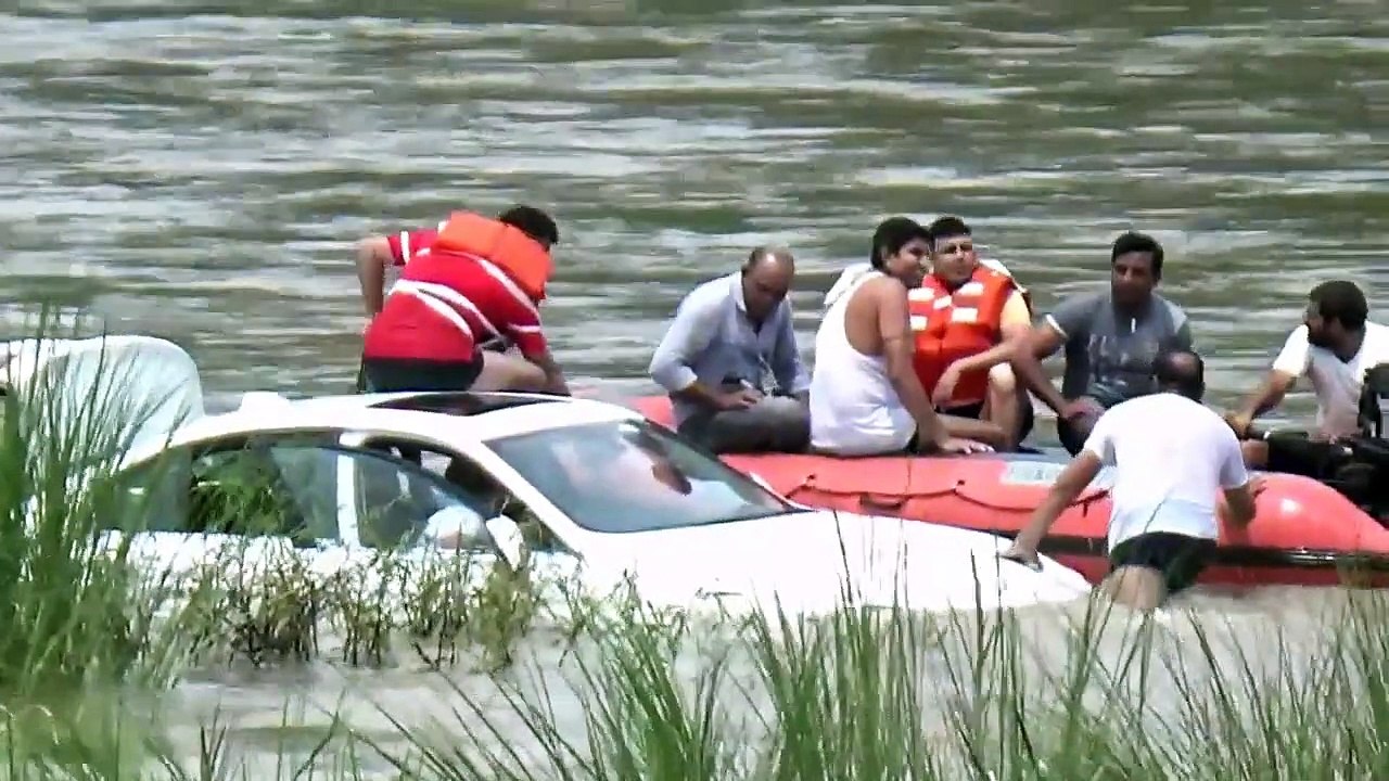 Hombre arroja a río de la India un auto BMW que le regalaron sus padres porque prefería otro modelo