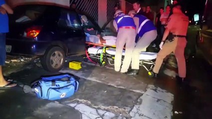 Motorista fica ferido após bater veículo contra portão de residência no Centro
