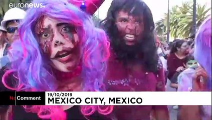 شاهد: آلاف من الزومبي يجتاحون شوارع مكسيكو ضمن فعاليات احتفالٍ سنوي