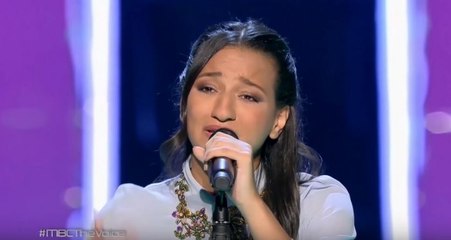 متسابقة ذا فويس تبكي وتهاجم الساخرين من والدتها