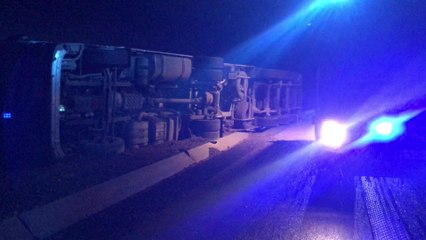 Un chauffeur de camion s'endort au volant sur la e420