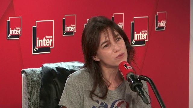 Charlotte Gainsbourg à propos d'Yvan Attal : Il a un regard sur lui même qui me touche beaucoup. Il a mis nos vrais enfants, je trouve ça très émouvant. Ça commence très drôle, ça finit très touchant.