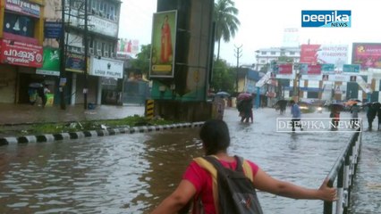 കൊച്ചിയില്‍ എങ്ങും വെള്ളക്കെട്ട്, വോട്ടെടുപ്പ് അവതാളത്തില്‍, ട്രെയിന്‍ ഗതാഗതവും നിലച്ചു Kochi Rain