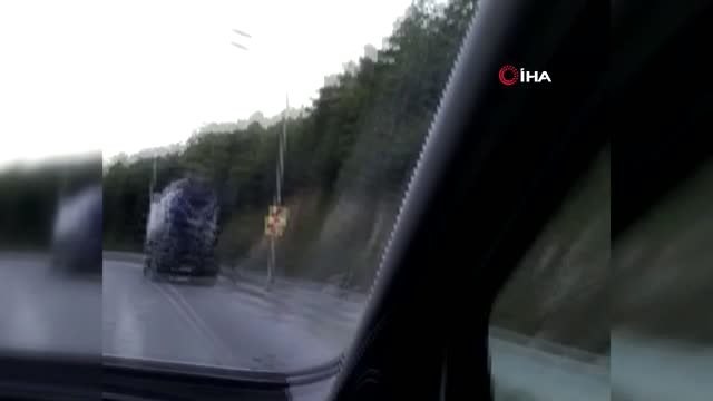 Beton mikseri sürücüsü yola beton dökerek böyle ilerledi