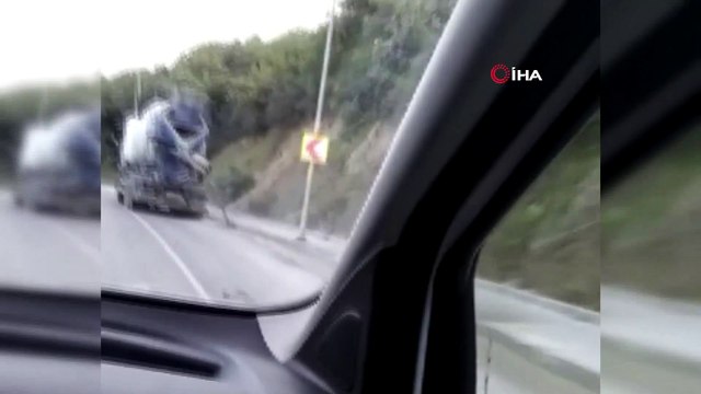 Beton mikseri sürücüsü yola beton dökerek böyle ilerledi