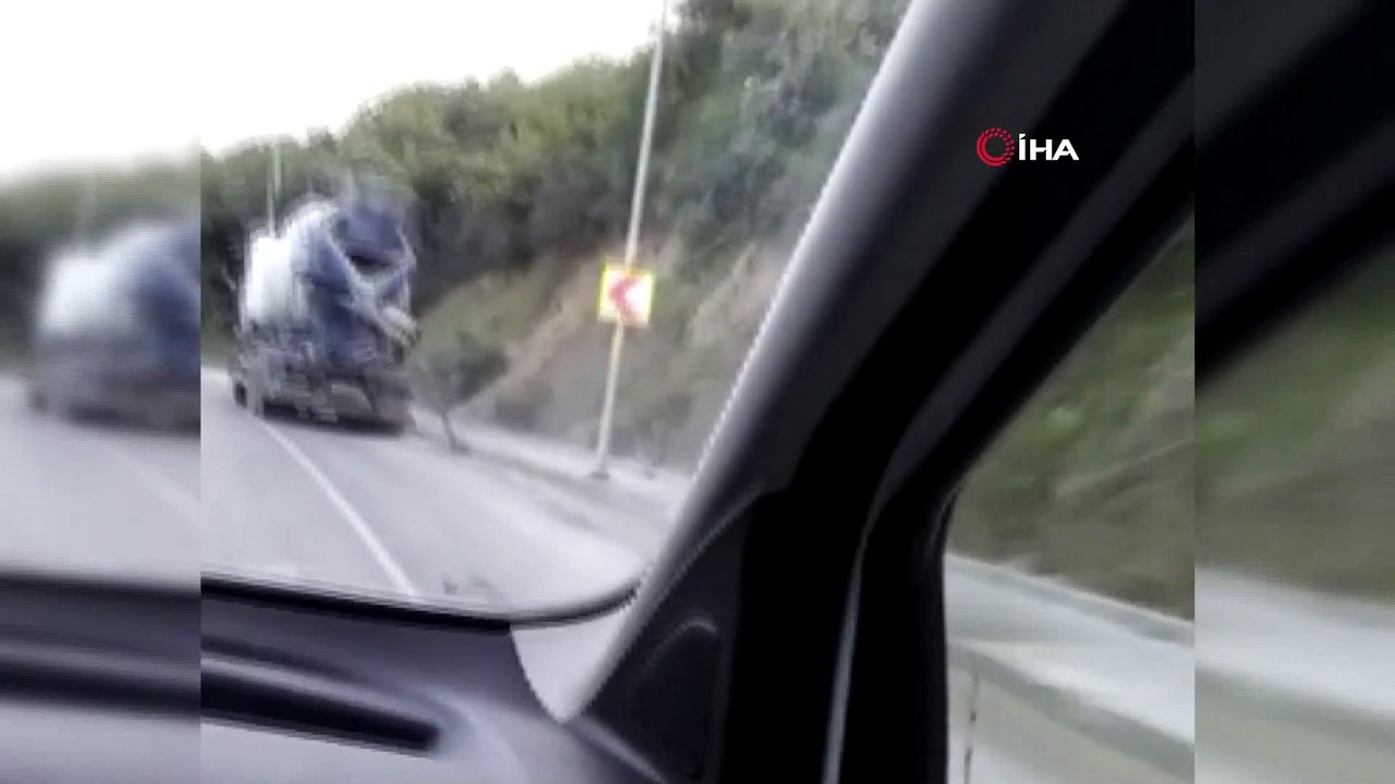 Beton mikseri sürücüsü yola beton dökerek böyle ilerledi