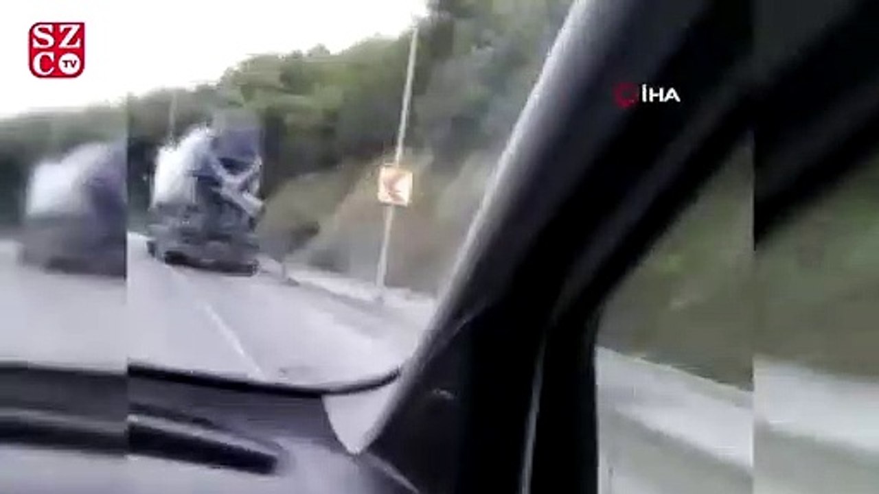 Seyir halindeki beton mikseri beton döke döke trafikte ilerledi