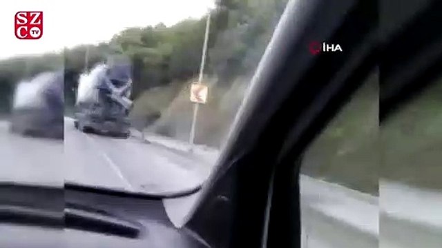 Seyir halindeki beton mikseri beton döke döke trafikte ilerledi