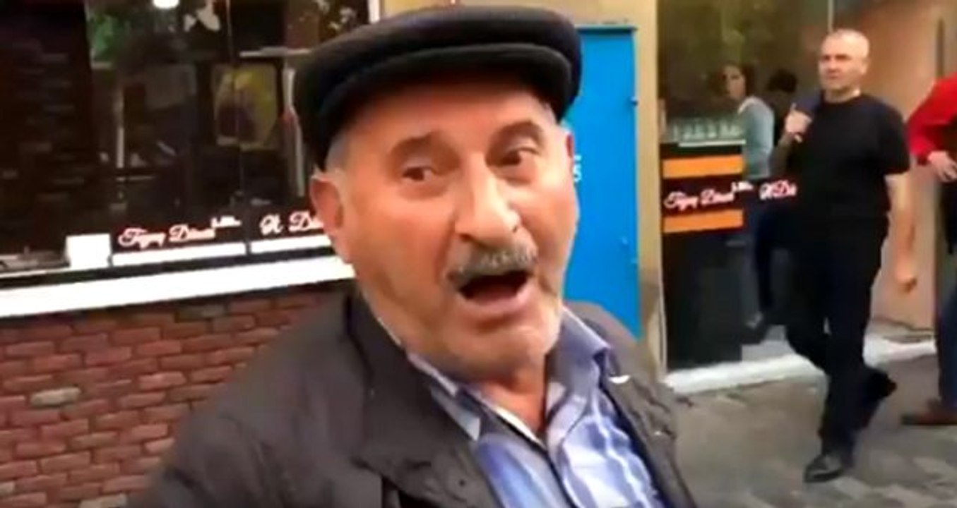 Azerbaycan'da yolsuzluk protestosu sırasında röportaj veren bir eylemcinin gözaltına alınma anı, sosyal medyada gündem oldu