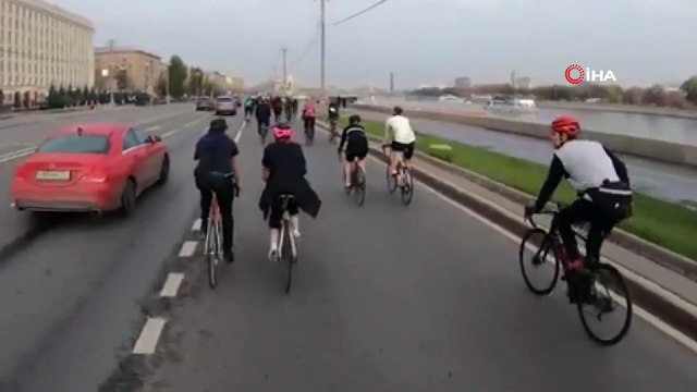 - Aşırı hız yapan araç Rusya Savunma Bakanlığı önündeki bariyerlere daldı