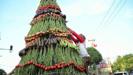 مثلث من خضار وفاكهة ارتفاعه 7 أمتار احتفالا بإعادة انتخاب الرئيس