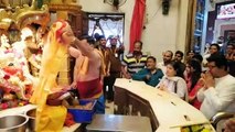 Raj Thackeray seeking blessings at the Siddhivinajak temple