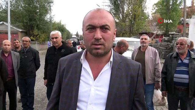 Kars’ta yollarının yapılmasını isteyen mahalle sakinleri eylem yaptı