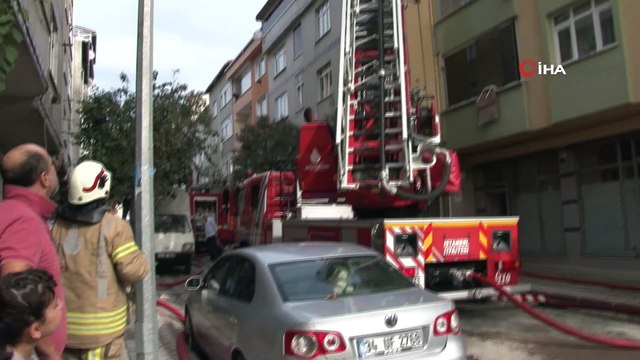 Sultangazi’de dubleks dairenin çatısında korkutan yangın