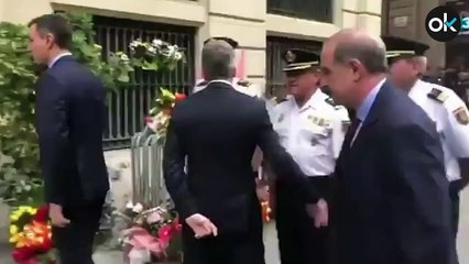Sánchez no saluda a una mujer policía en la puerta de laJefatura Superior de Policía en Barcelona