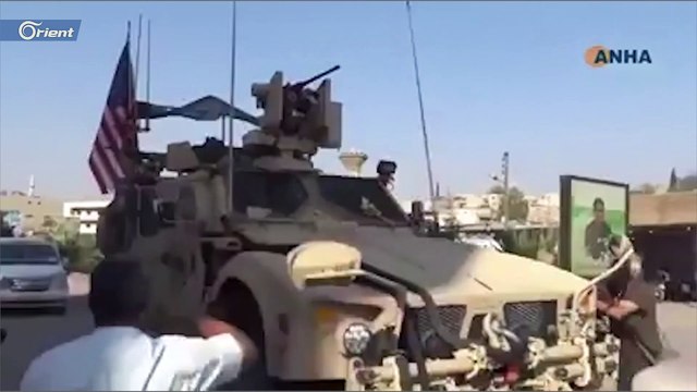 شاهد.. موالو الوحدات الكردية يرشقون القوات المنسحبة بالطماطم