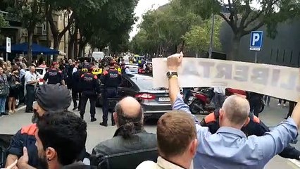 Protesta contra Sánchez en su visita al Hospital Sant Pau