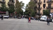 Manifestantes se acercan a ls concentración en Barcelona ante la Delegación del Gobierno