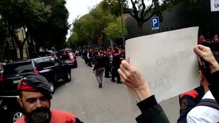 El presidente Pedro Sánchez en el Hospital Sant Pau entre abucheos