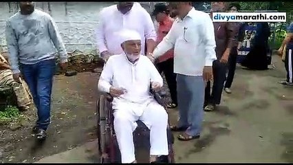 रुग्णालयातून बाहेर येताच 102 वर्षाच्या आजोबांनी बजावला मतदानाचा हक्क