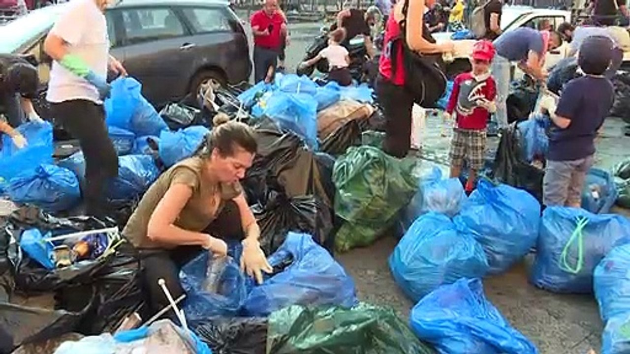 Day after protests, Lebanese don gloves and clean up
