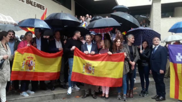 Cerca de 200 personas se manifiestan en apoyo Policía en Cataluña