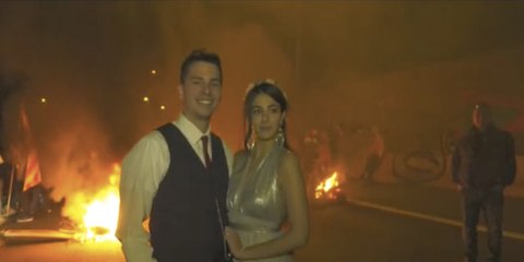 Surrealista: Unos CDR vitorean a una pareja de recién casados en mitad de una barricada en la C-17 en Vic