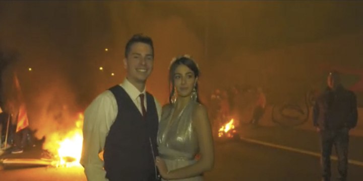 Surrealista: Unos CDR vitorean a una pareja de recién casados en mitad de una barricada en la C-17 en Vic