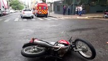 Acidente entre carro e moto deixa um ferido no centro