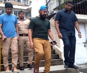 Aamir Khan cast his vote at a polling booth in Bandra;Watch video | FilmiBeat