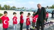 Cumhurbaşkanı Erdoğan, 15 Temmuz Şehitler Anıtı'nı ziyaret eden öğrencilerle sohbet etti - ANKARA