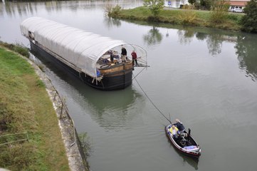 La péniche Aster de retour sur le canal