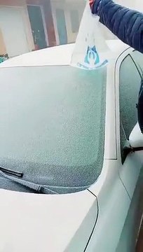 Nunca hagas esto para descongelar el parabrisas de tu coche