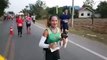 Esta atleta recoge un cachorro perdido y corre más de 30 kilómetros de una maratón con el animal en brazos