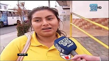 Mujer es captada en video mientras sustrae objetos de una transeúnte en Guayaquil