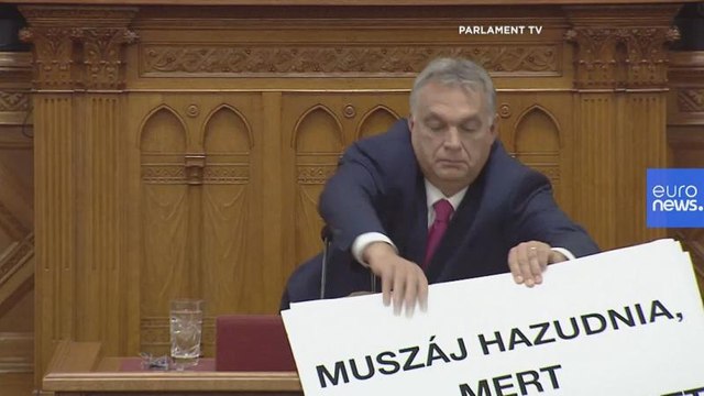 Ungheria, il video della curiosa protesta anti-Orban in Parlamento: Stop alla corruzione