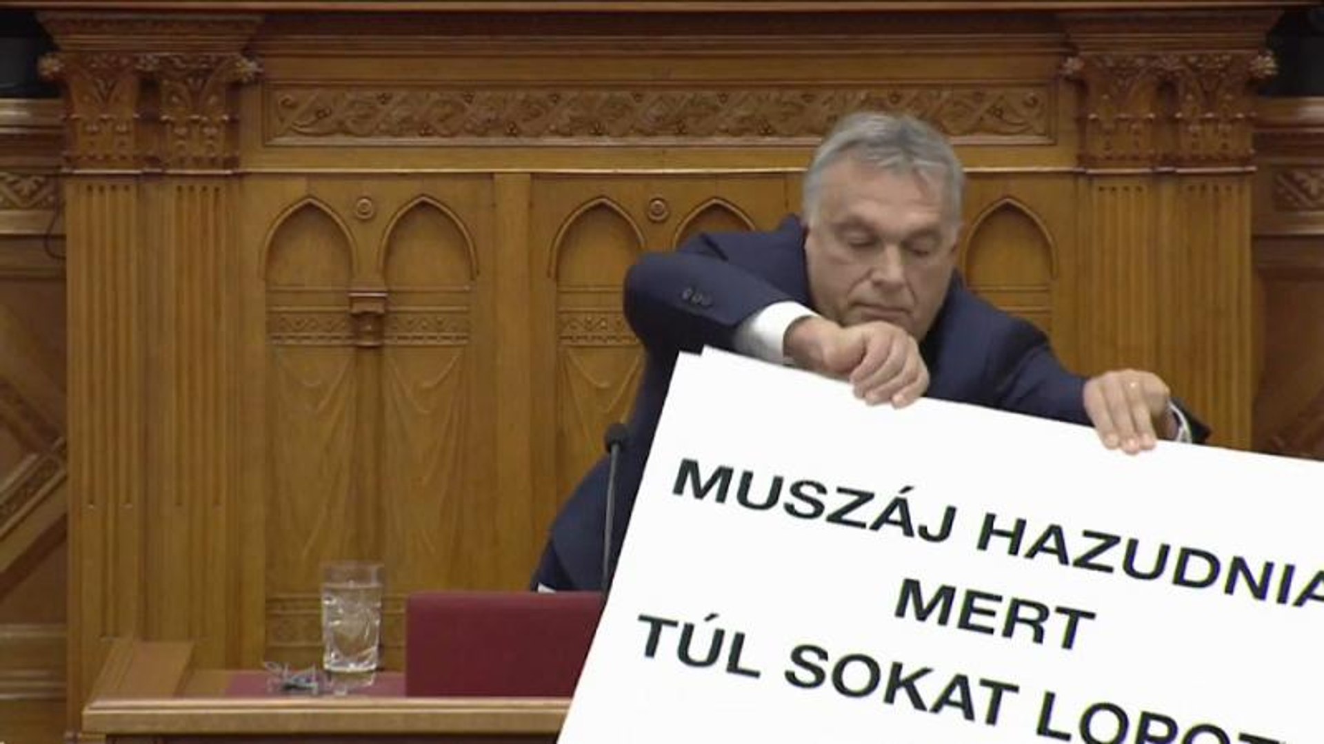 ⁣Trifulca en el Parlamento húngaro con Orbán como protagonista