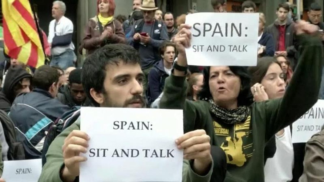 Catalogna, separatisti al Primo Ministro: "Sediamoci e parliamo"