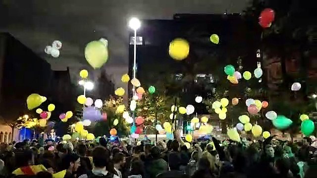 Milers de manifestants llancen globus al Departament d’Interior
