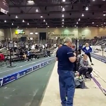 Chute en saut à la perche : il retombe par chance sur le tapis !