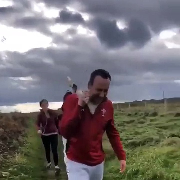 Ramener son chien ? Il porte le bâton que son chien ne lâche pas !