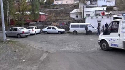 Kars'ta yollarının yapılmasını isteyen mahalle sakinleri eylem yaptı