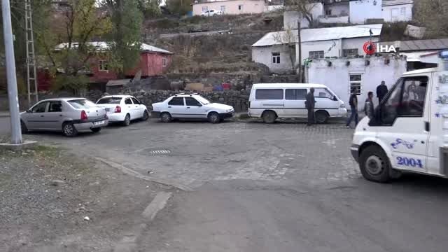 Kars'ta yollarının yapılmasını isteyen mahalle sakinleri eylem yaptı