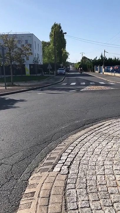 Le peloton des 1ère et 2ème caté en file indienne à Boulazac. vitesse moyenne de la course 42 km/h!