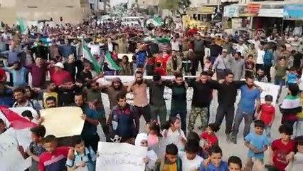 Tải video: Münbiç'te yaşayanlar Esed rejimini protesto etti - CERABLUS