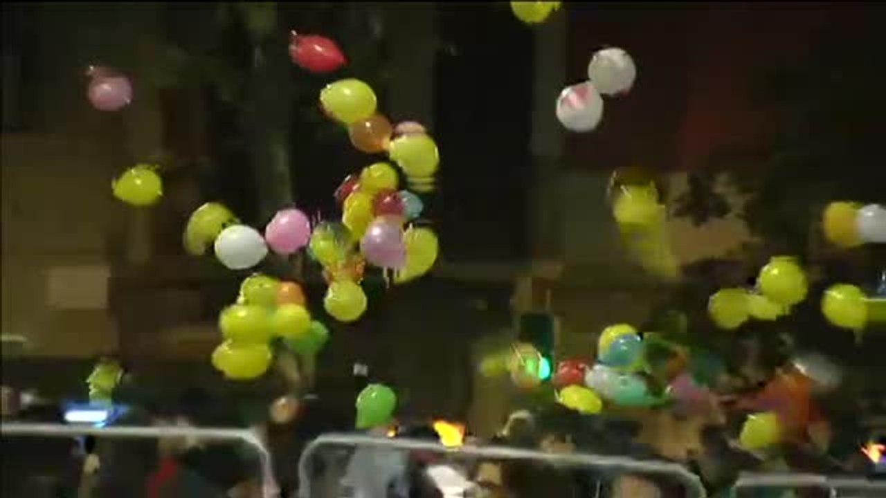 Los CDR lanzan pintura a un furgón de los Mossos d'Esquadra