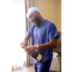 L'heureux Papa Davido, "pète" le champagne