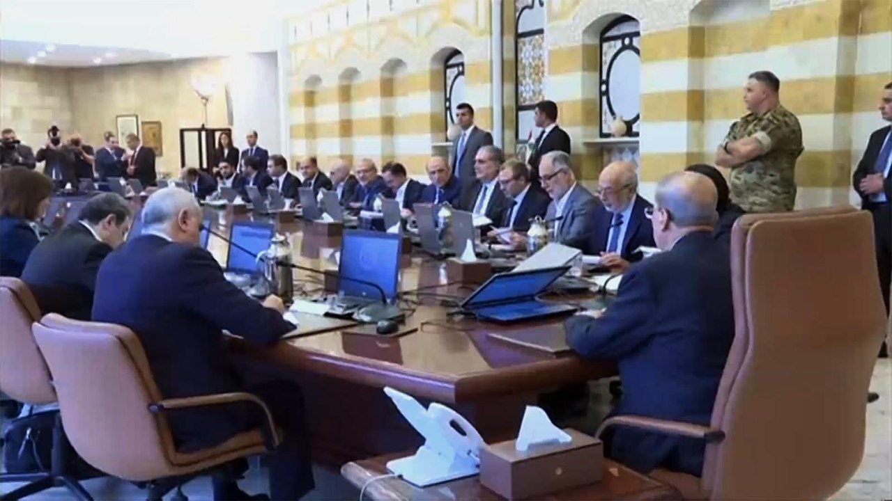 الحريري يقدم إصلاحات ويتعهد بحماية المتظاهرين بشوارع لبنان