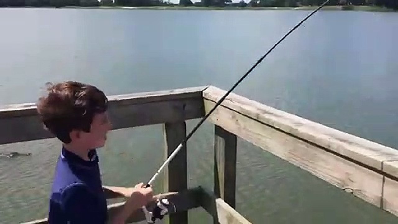 Un alligator vient voler la prise de cet enfant qui peche...