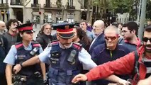 Vea cómo las bestias separatistas rodean, insultan y roban las llaves a este motorista con la complicidad de los Mossos